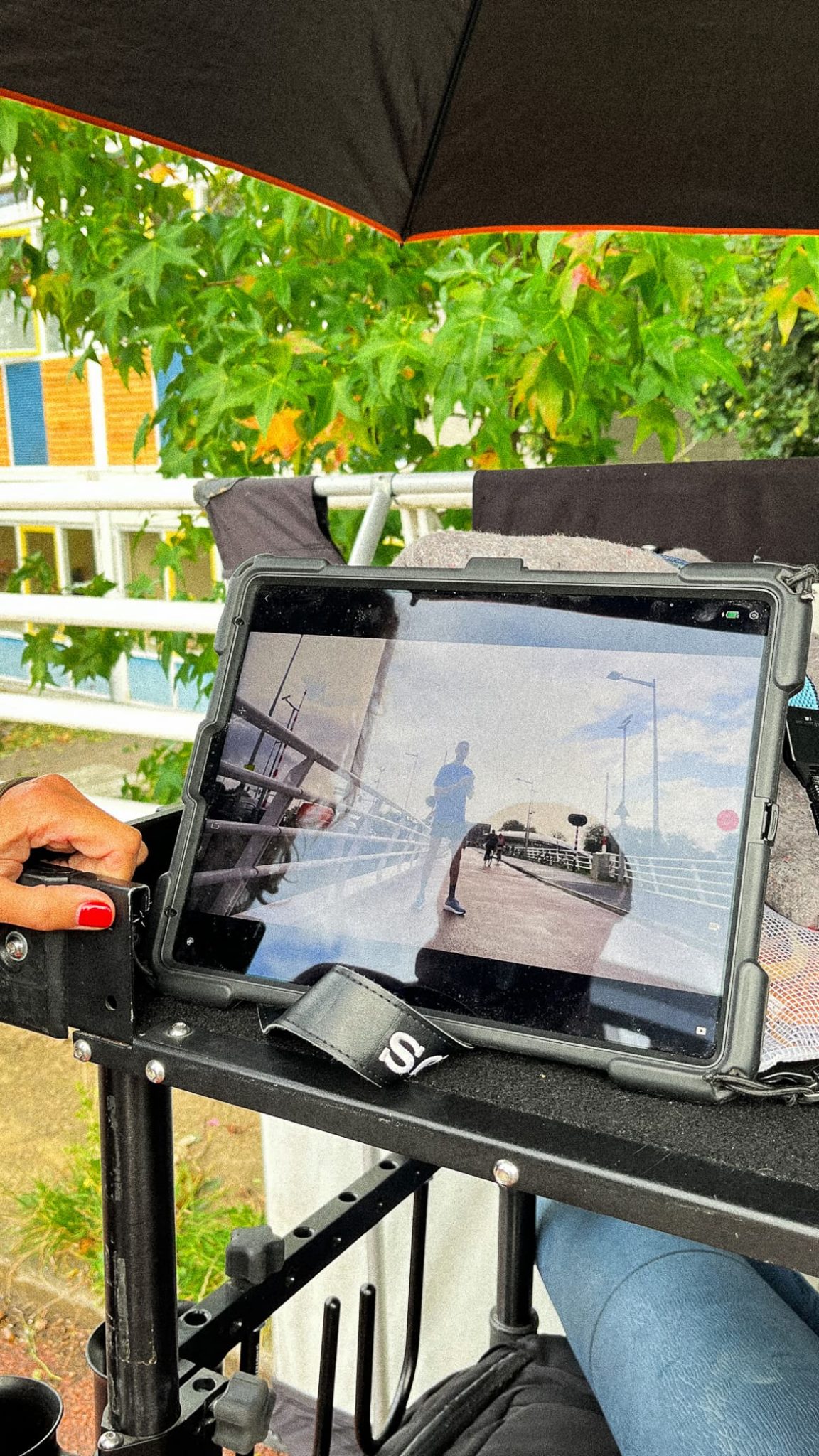 the-square-production-shooting-extérieur-pluie